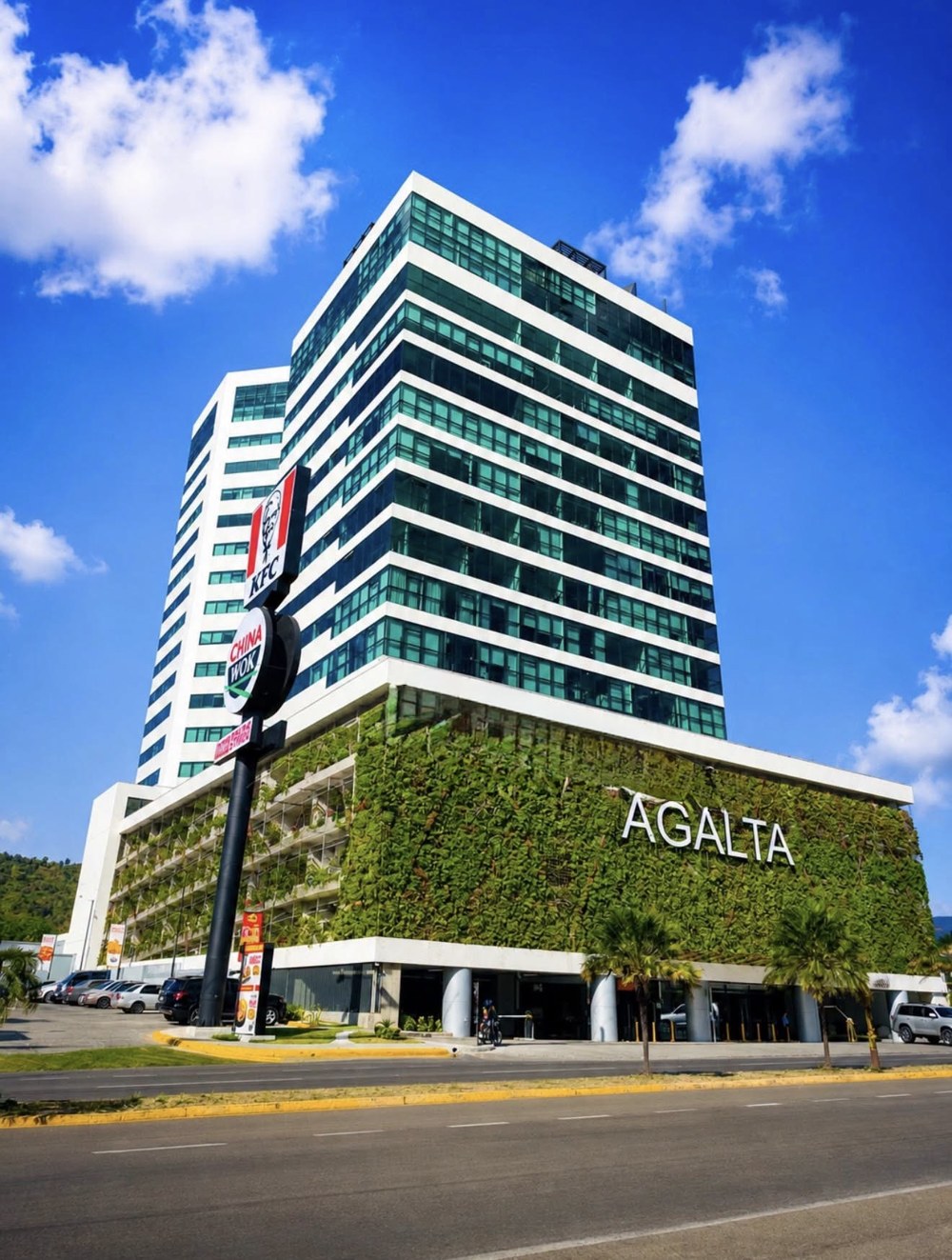 Fachada de Torre Agalta, ubicación de la clínica en el Boulevard Morazán, Tegucigalpa